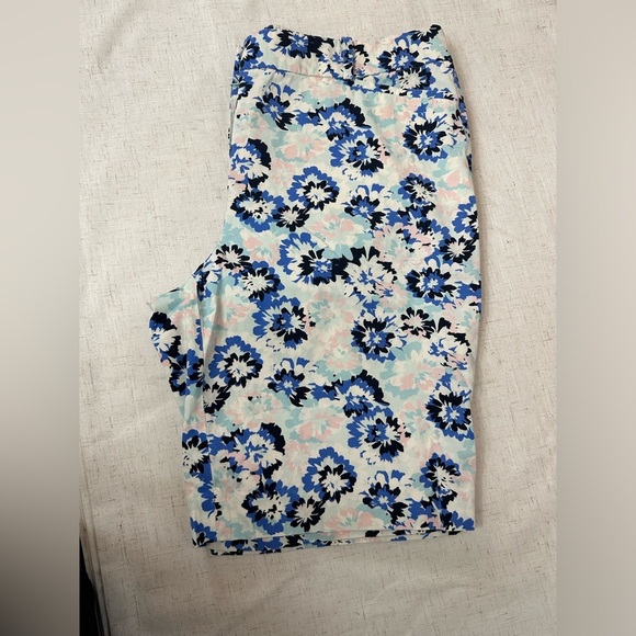 Talbots Floral Women Shorts - Blue and Cream🌴☀️ - Picture 10 of 12